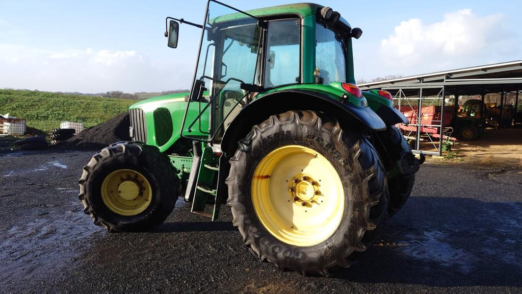 JOHN DEERE 6520 - מכונה חקלאית: תמונה 1 JOHN DEERE 6520 - מכונה חקלאית: תמונה 1