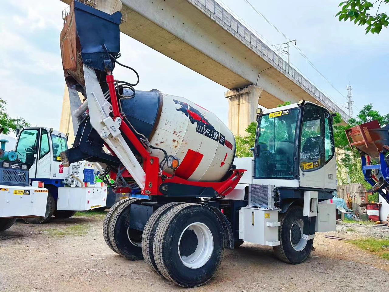 DEYI 2 cubic concrete mixer - משאית מערבלת בטון: תמונה 4 DEYI 2 cubic concrete mixer - משאית מערבלת בטון: תמונה 4
