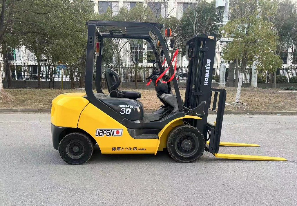 Komatsu 30 30 - מלגזת סולר: תמונה 1 Komatsu 30 30 - מלגזת סולר: תמונה 1