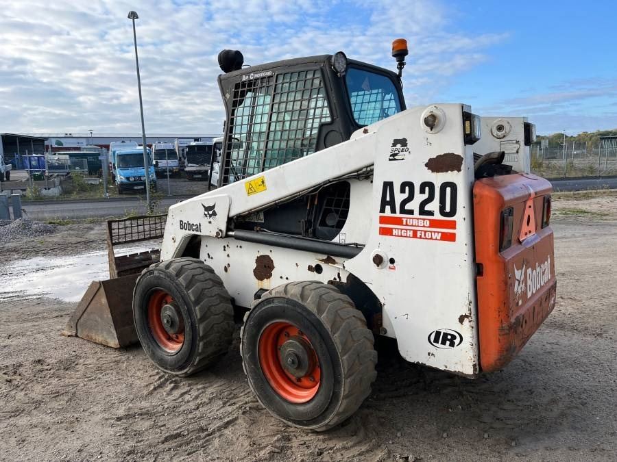 Bobcat A 220 - מעמיס היגוי החלקה: תמונה 4 Bobcat A 220 - מעמיס היגוי החלקה: תמונה 4