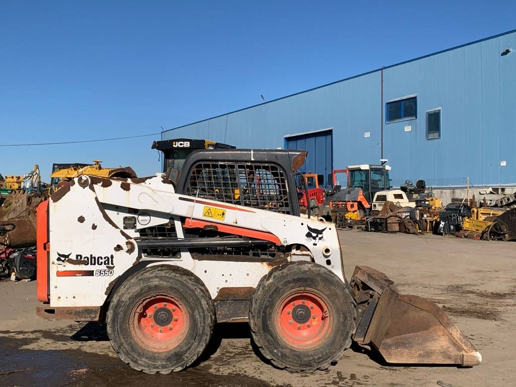 Bobcat S 550 - מעמיס היגוי החלקה: תמונה 2 Bobcat S 550 - מעמיס היגוי החלקה: תמונה 2