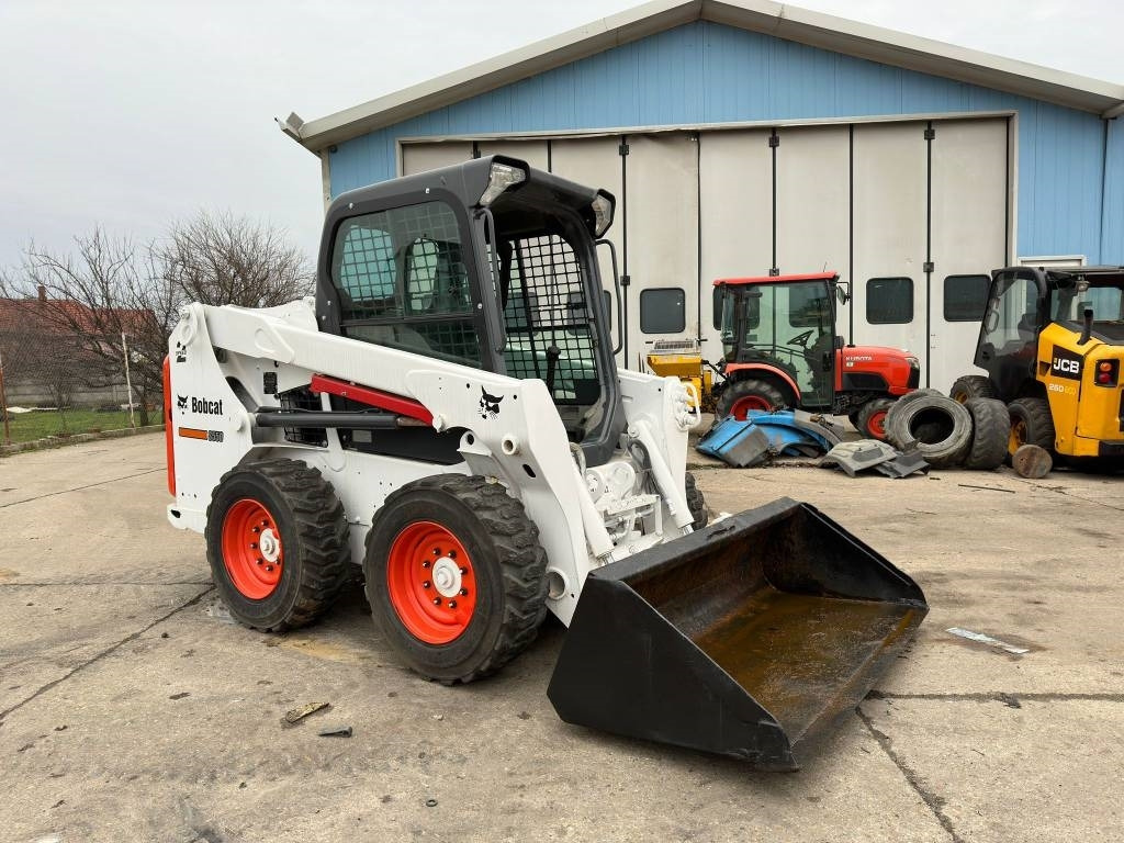 Bobcat S 550 - מעמיס היגוי החלקה: תמונה 1 Bobcat S 550 - מעמיס היגוי החלקה: תמונה 1