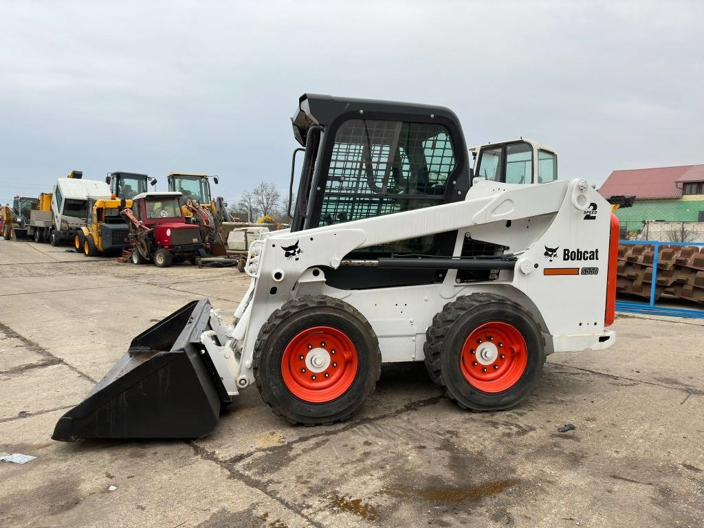 Bobcat S 550 - מעמיס היגוי החלקה: תמונה 4 Bobcat S 550 - מעמיס היגוי החלקה: תמונה 4