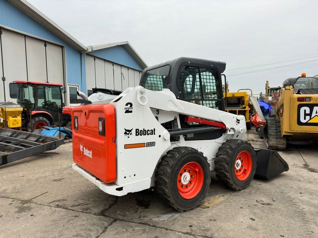 Bobcat S 550 - מעמיס היגוי החלקה: תמונה 2 Bobcat S 550 - מעמיס היגוי החלקה: תמונה 2