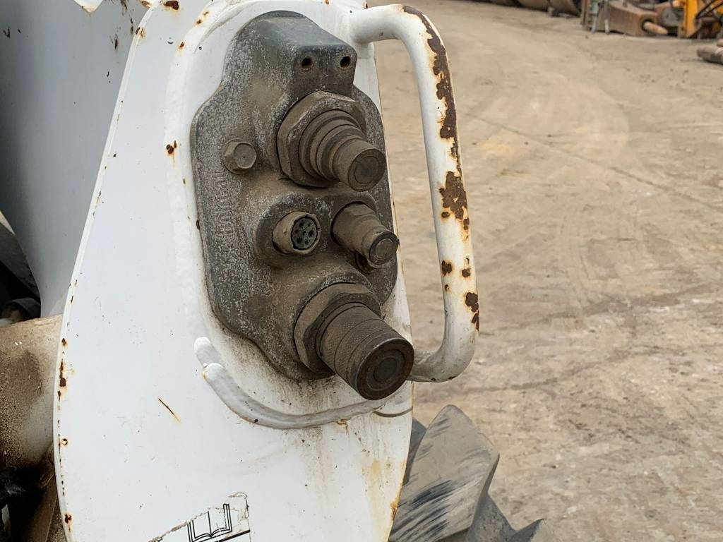 Bobcat S 740 - מעמיס היגוי החלקה: תמונה 5 Bobcat S 740 - מעמיס היגוי החלקה: תמונה 5
