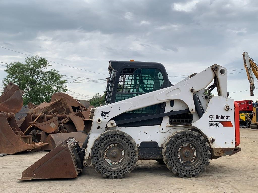 Bobcat S 740 - מעמיס היגוי החלקה: תמונה 2 Bobcat S 740 - מעמיס היגוי החלקה: תמונה 2