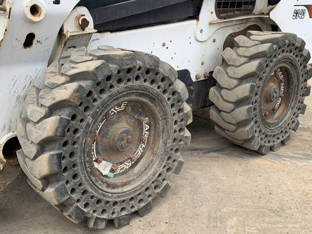 Bobcat S 740 - מעמיס היגוי החלקה: תמונה 4 Bobcat S 740 - מעמיס היגוי החלקה: תמונה 4