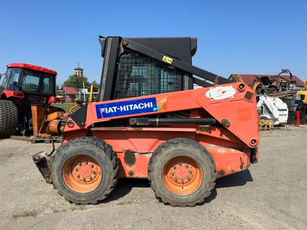Fiat-Hitachi SL55B - מעמיס היגוי החלקה: תמונה 2 Fiat-Hitachi SL55B - מעמיס היגוי החלקה: תמונה 2