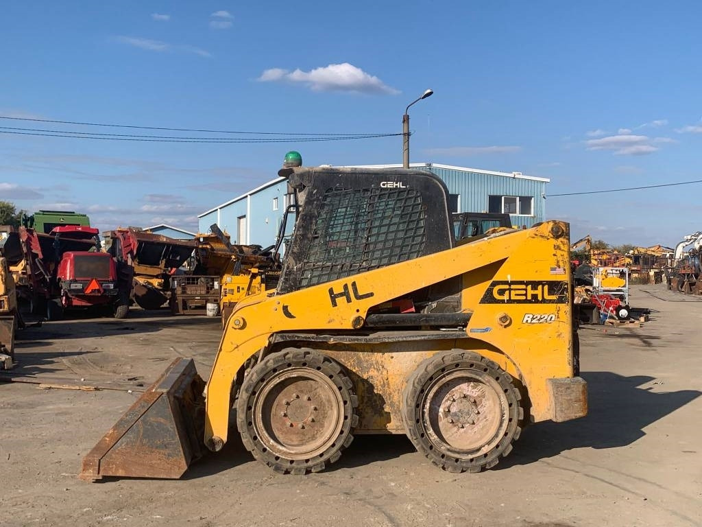 Gehl R 220 - מעמיס היגוי החלקה: תמונה 2 Gehl R 220 - מעמיס היגוי החלקה: תמונה 2
