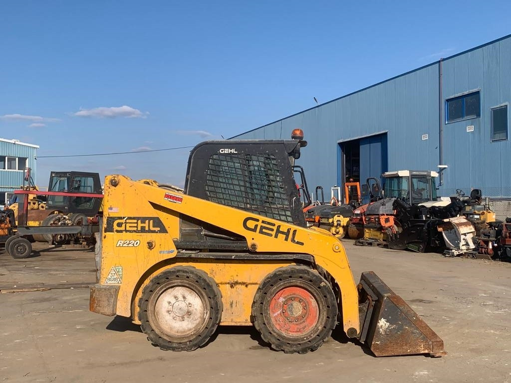Gehl R 220 - מעמיס היגוי החלקה: תמונה 5 Gehl R 220 - מעמיס היגוי החלקה: תמונה 5