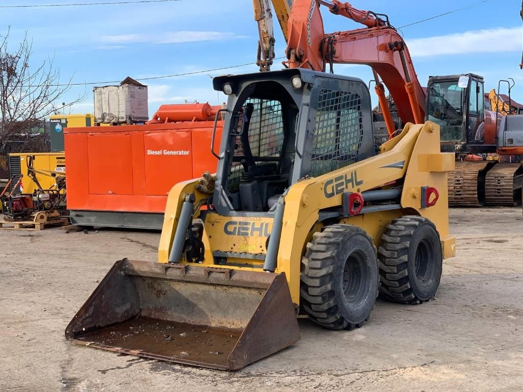 Gehl R 260 - מעמיס היגוי החלקה: תמונה 1 Gehl R 260 - מעמיס היגוי החלקה: תמונה 1