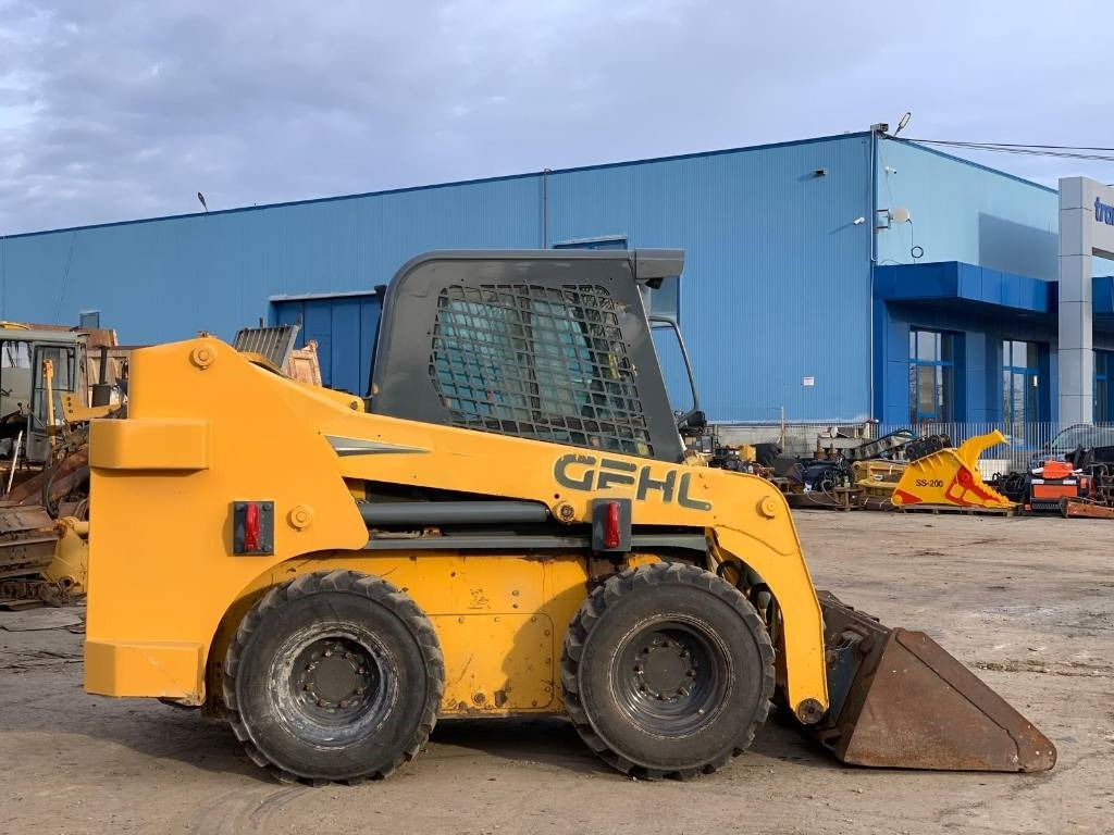 Gehl R 260 - מעמיס היגוי החלקה: תמונה 5 Gehl R 260 - מעמיס היגוי החלקה: תמונה 5