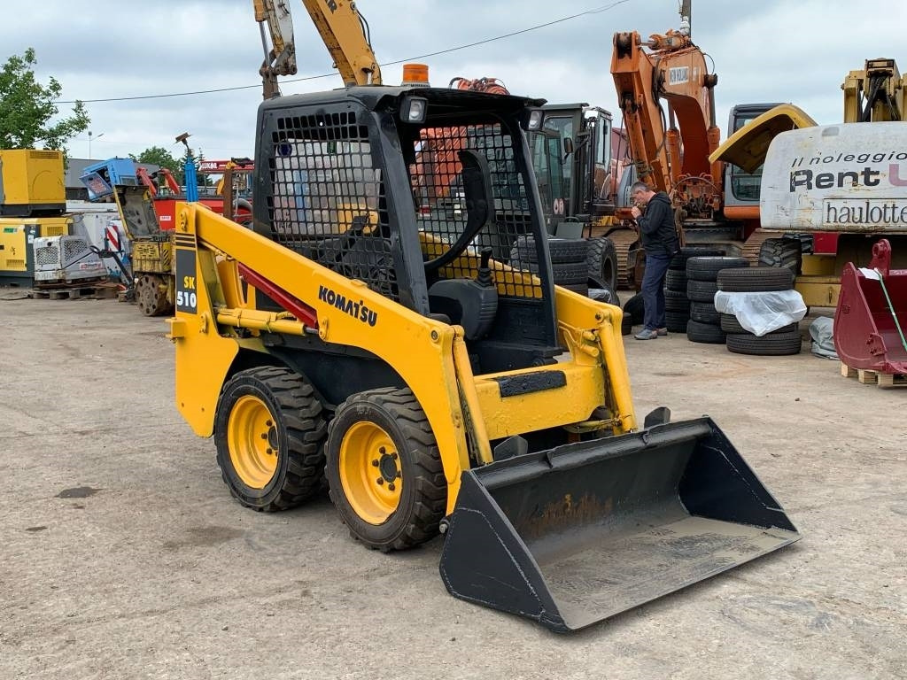 Komatsu SK 510 - מעמיס היגוי החלקה: תמונה 1 Komatsu SK 510 - מעמיס היגוי החלקה: תמונה 1