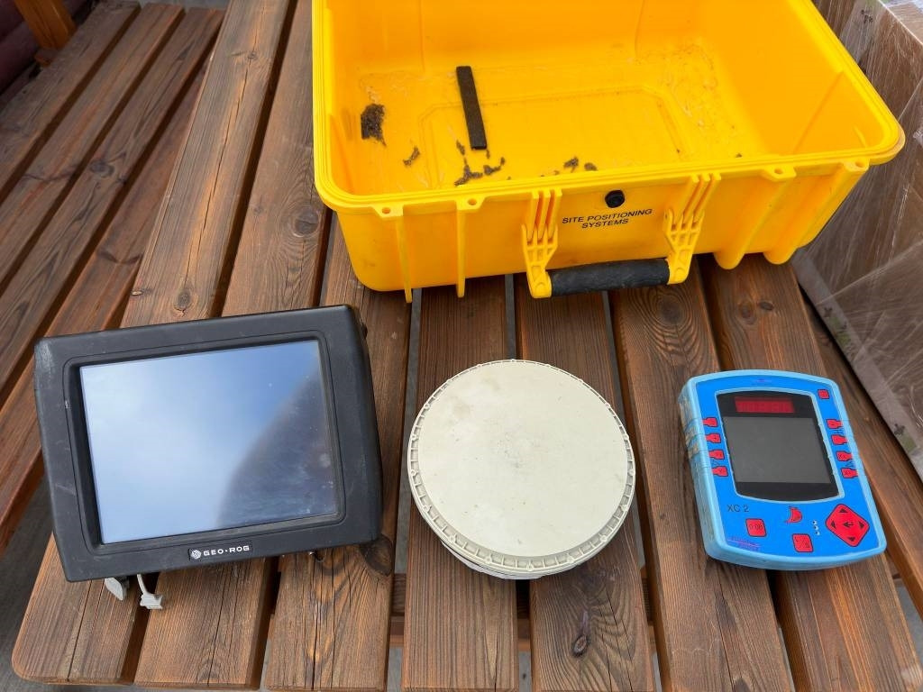 Leica Power Antenna Bluetooth + Power Supply BOX - מערכת ניווט עבור מכונת בנייה: תמונה 3 Leica Power Antenna Bluetooth + Power Supply BOX - מערכת ניווט עבור מכונת בנייה: תמונה 3