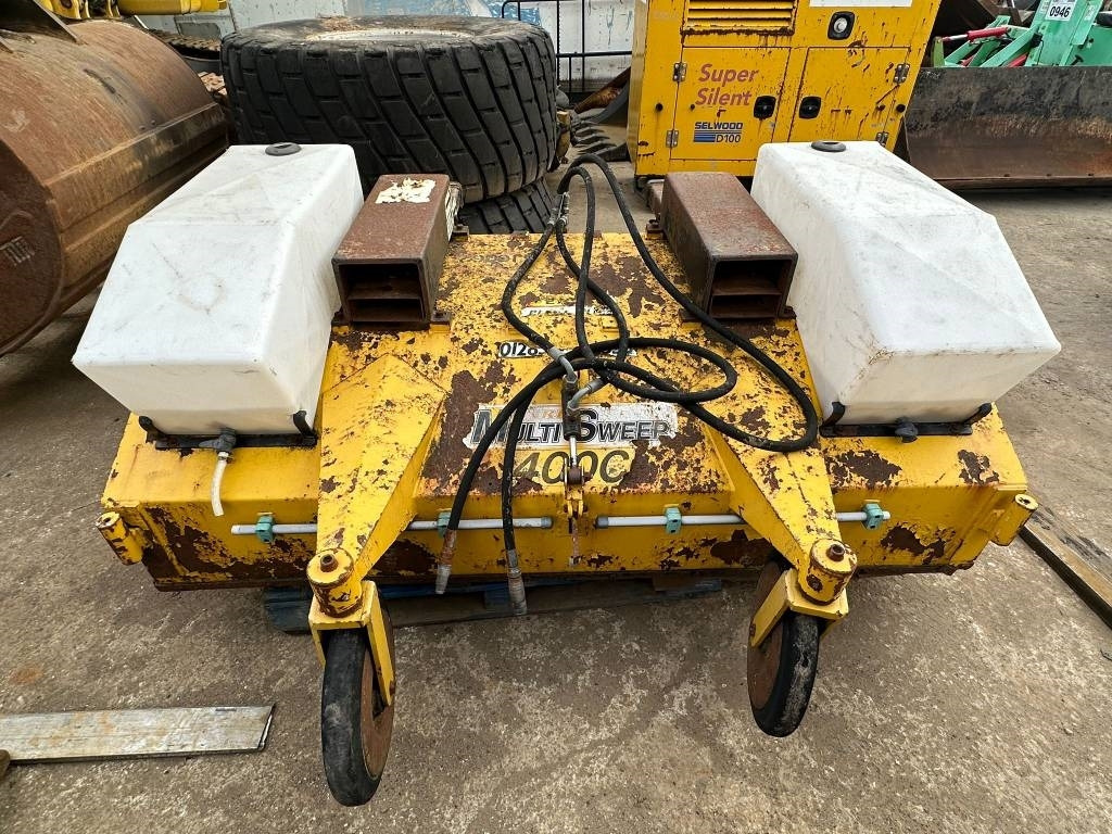 Multisweep 400C - מטאטא עבור מכונת בנייה: תמונה 1 Multisweep 400C - מטאטא עבור מכונת בנייה: תמונה 1