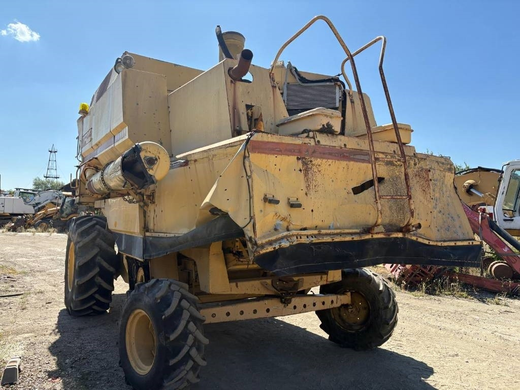 New Holland TF 42 - מקצרת קומבינה: תמונה 3 New Holland TF 42 - מקצרת קומבינה: תמונה 3