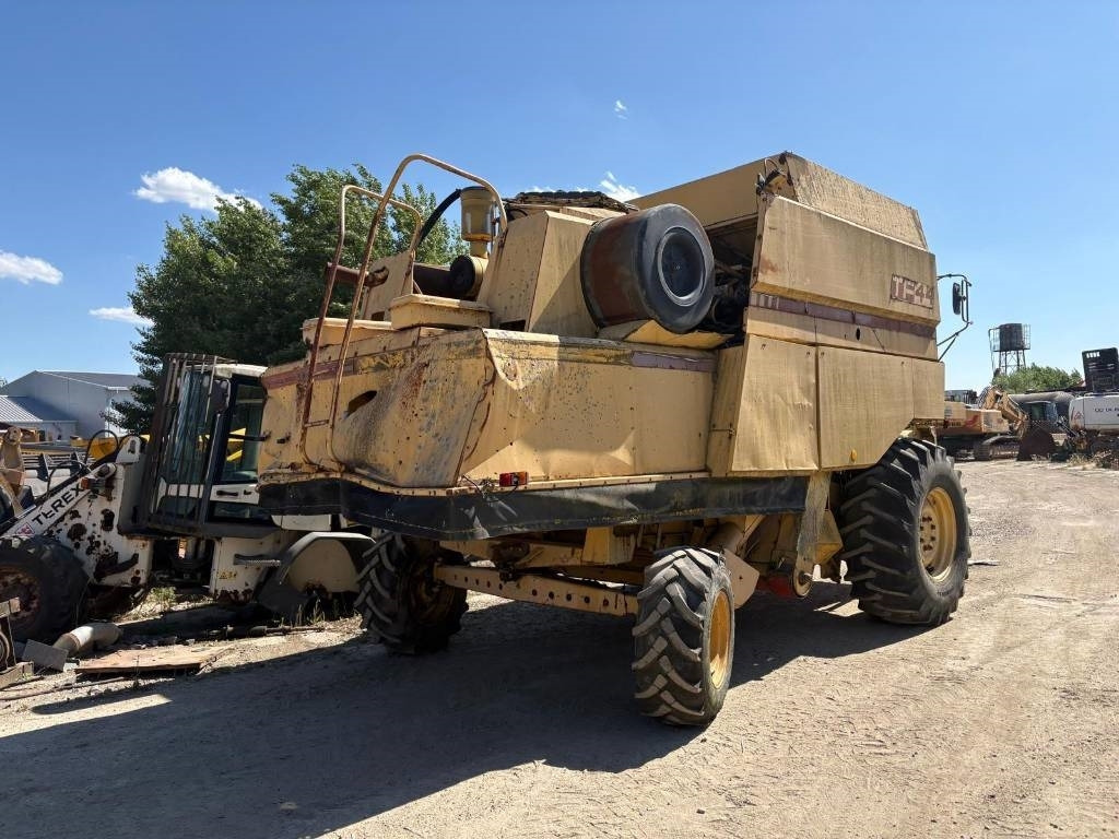 New Holland TF 42 - מקצרת קומבינה: תמונה 2 New Holland TF 42 - מקצרת קומבינה: תמונה 2