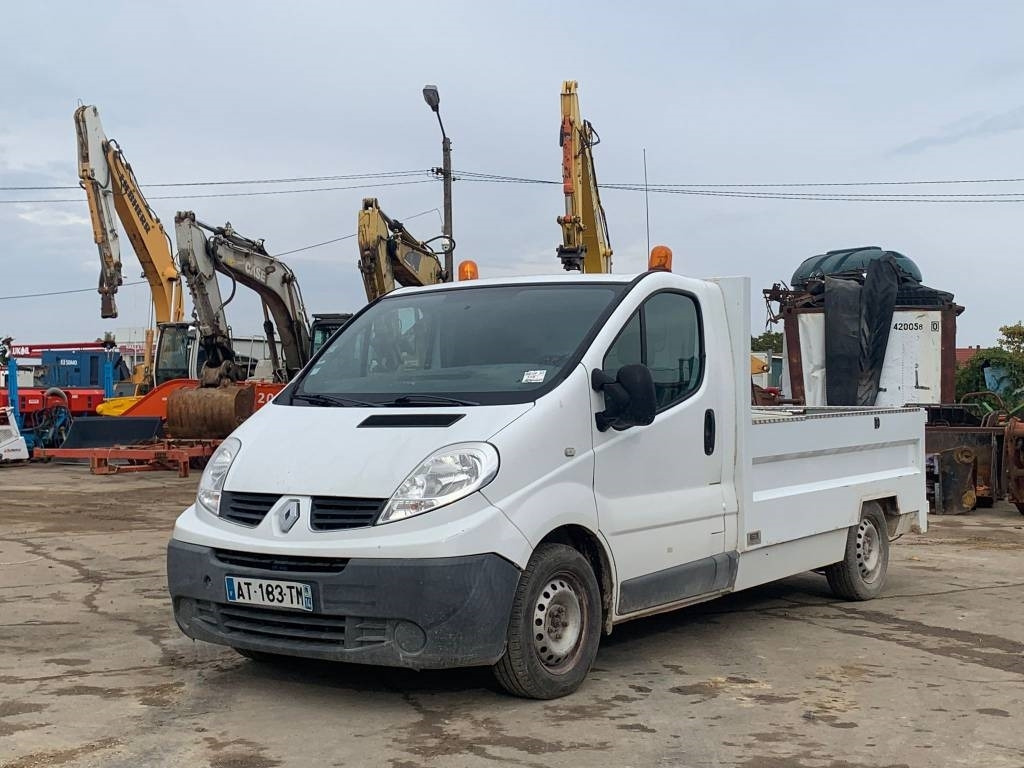 Renault Trafic - כלי רכב מסחרי עם לוח: תמונה 1 Renault Trafic - כלי רכב מסחרי עם לוח: תמונה 1