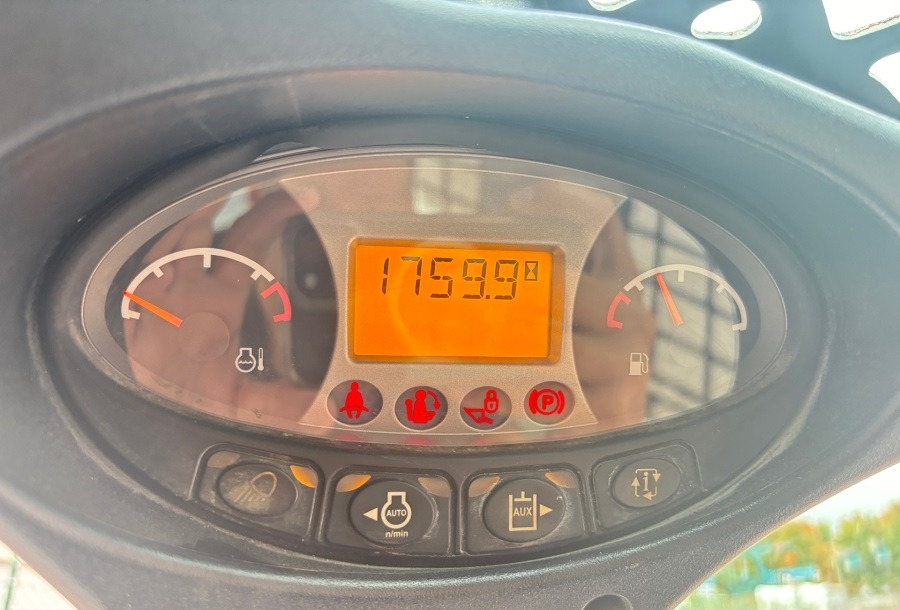 Bobcat S530 - מעמיס היגוי החלקה: תמונה 2 Bobcat S530 - מעמיס היגוי החלקה: תמונה 2