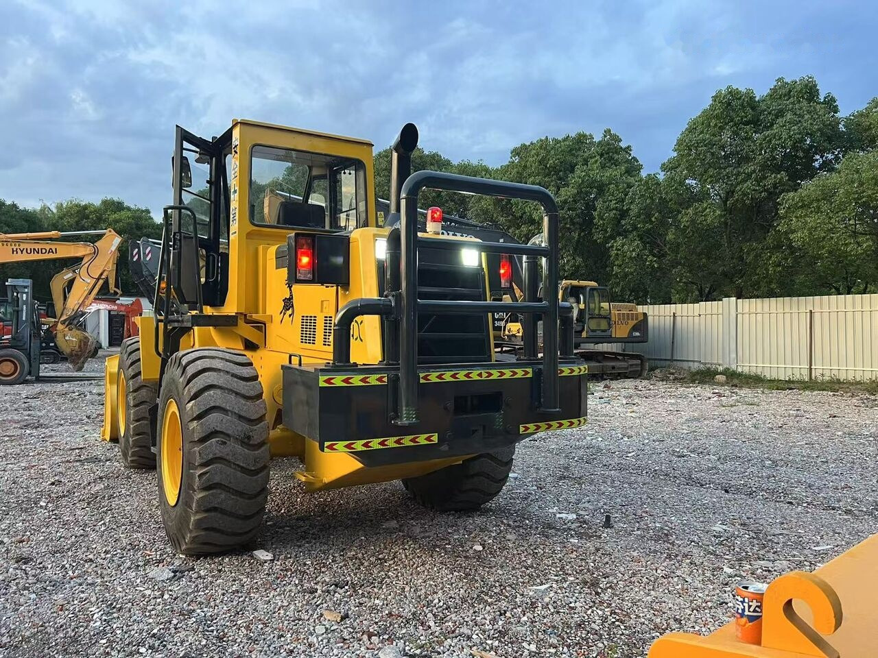Komatsu WA320-3 - מעמיס גלגלים: תמונה 1 Komatsu WA320-3 - מעמיס גלגלים: תמונה 1