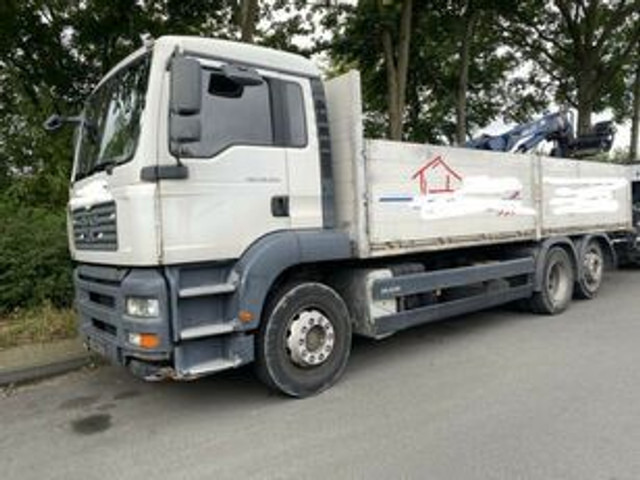 MAN 26.320 Pritsche mit Kran Tirre 170 - משאית צד נופל/ שטוחה, משאית מנוף: תמונה 2 MAN 26.320 Pritsche mit Kran Tirre 170 - משאית צד נופל/ שטוחה, משאית מנוף: תמונה 2