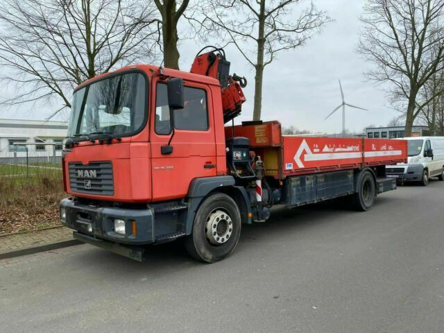 MAN ME18.284 mit Kran Not Aus Hiab 122B - משאית צד נופל/ שטוחה, משאית מנוף: תמונה 1 MAN ME18.284 mit Kran Not Aus Hiab 122B - משאית צד נופל/ שטוחה, משאית מנוף: תמונה 1