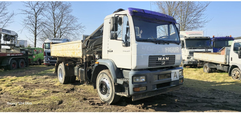 MAN TGM 18.220 4x2 3.S-Kipper mit Kran - מזהיר, משאית מנוף: תמונה 1 MAN TGM 18.220 4x2 3.S-Kipper mit Kran - מזהיר, משאית מנוף: תמונה 1