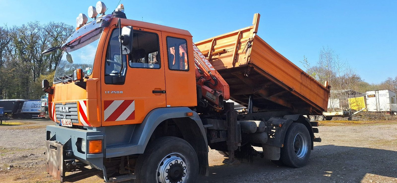 MAN TGM 18.240PS 4x4 3.S-Kipper mit Kran - מזהיר, משאית מנוף: תמונה 1 MAN TGM 18.240PS 4x4 3.S-Kipper mit Kran - מזהיר, משאית מנוף: תמונה 1