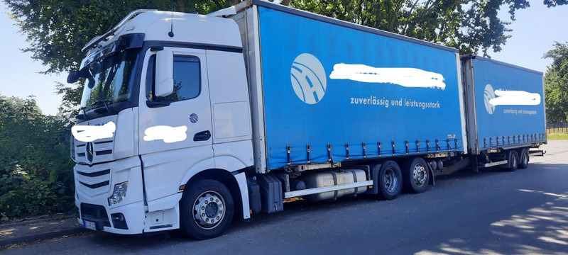 Mercedes-Benz 2642 Jumbozug Mit Hänger - משאית וילונות צד: תמונה 1 Mercedes-Benz 2642 Jumbozug Mit Hänger - משאית וילונות צד: תמונה 1