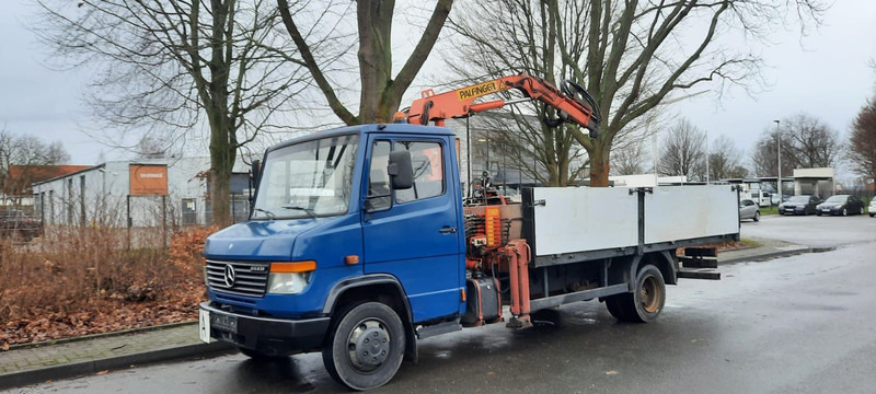 Mercedes-Benz 814 Pritsche mit Kran+Greifer - משאית צד נופל/ שטוחה, משאית מנוף: תמונה 1 Mercedes-Benz 814 Pritsche mit Kran+Greifer - משאית צד נופל/ שטוחה, משאית מנוף: תמונה 1