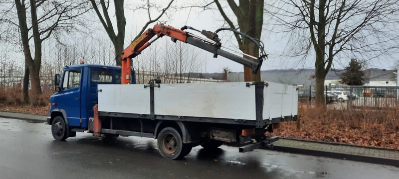 Mercedes-Benz 814 Pritsche mit Kran+Greifer - משאית צד נופל/ שטוחה, משאית מנוף: תמונה 2 Mercedes-Benz 814 Pritsche mit Kran+Greifer - משאית צד נופל/ שטוחה, משאית מנוף: תמונה 2