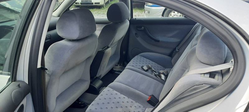 SEAT Toledo Signo 1,8 20V Autom - מכונית: תמונה 5 SEAT Toledo Signo 1,8 20V Autom - מכונית: תמונה 5