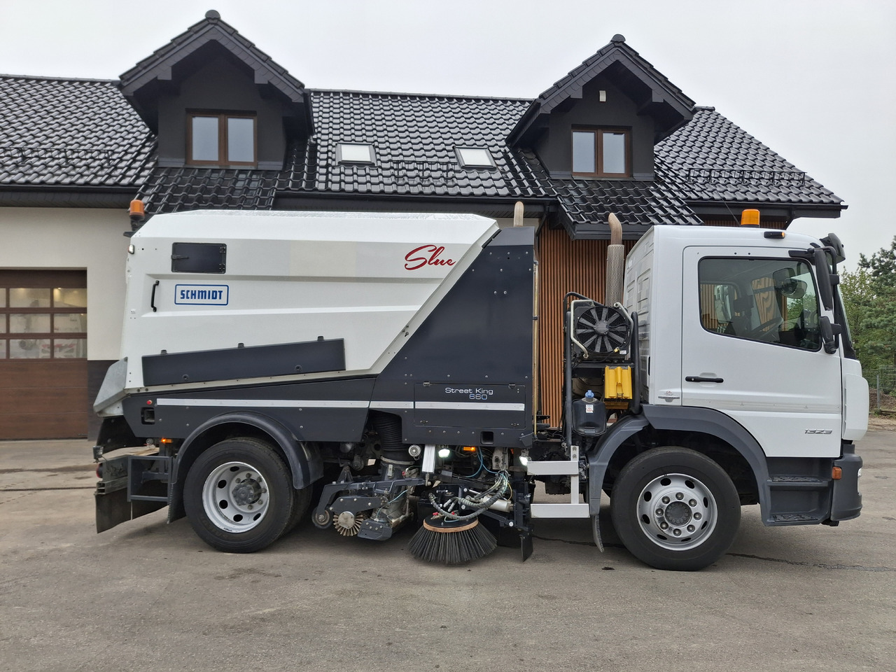 MERCEDES-BENZ Atego 1523 Zamiatarka Kehrmaschine Schmidt Street King 660 Euro 6 PM10 2 Motoren Szczotki L/R 2016r - מטאטא כבישים: תמונה 5 MERCEDES-BENZ Atego 1523 Zamiatarka Kehrmaschine Schmidt Street King 660 Euro 6 PM10 2 Motoren Szczotki L/R 2016r - מטאטא כבישים: תמונה 5