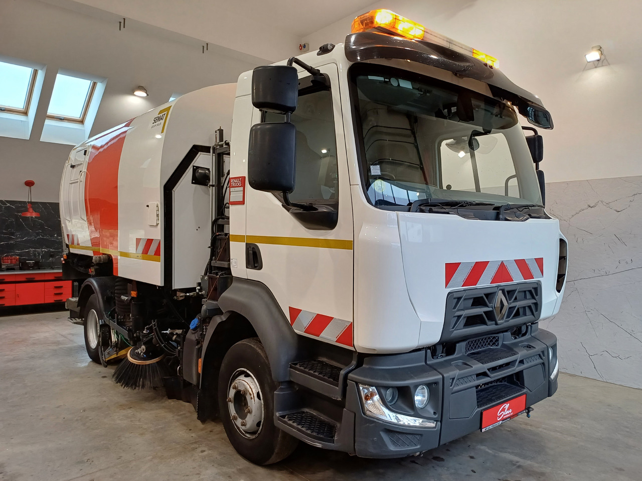 RENAULT D12 Zamiatarka Kehrmaschine 2 Motoren SEMAT Zoeller Szczotki L/R Euro 6 PM10 2017r - מטאטא כבישים: תמונה 1 RENAULT D12 Zamiatarka Kehrmaschine 2 Motoren SEMAT Zoeller Szczotki L/R Euro 6 PM10 2017r - מטאטא כבישים: תמונה 1
