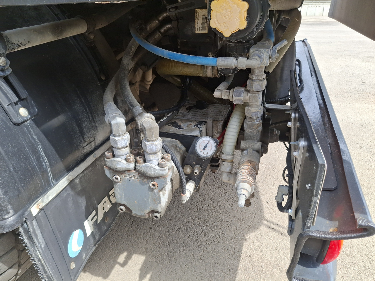 מטאטא כבישים RENAULT D16 Zamiatarka Kehrmaschine FAUN Euro 6 PM10 Szczotki L/R Karcher Rura Do Liści 2 Motoren: תמונה 15