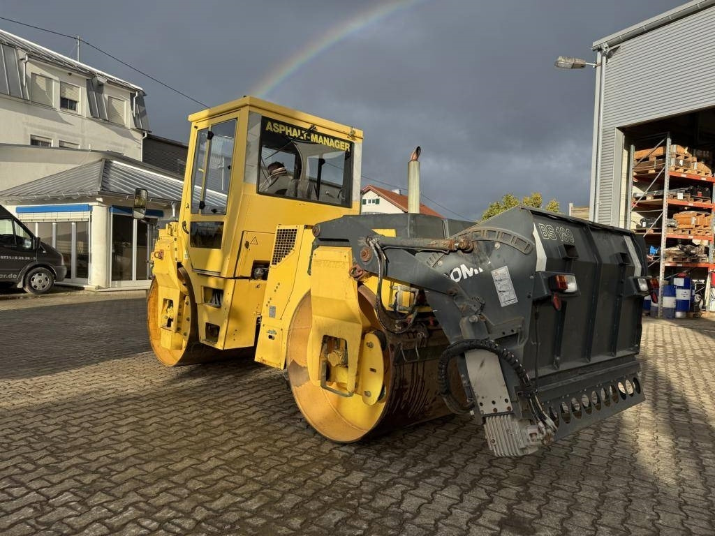 Bomag BW 144 AD-2 mit Splittstreuer BS180 - רולר כביש: תמונה 2 Bomag BW 144 AD-2 mit Splittstreuer BS180 - רולר כביש: תמונה 2