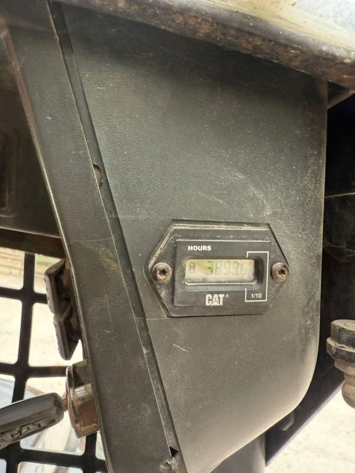 CAT 216 - מעמיס היגוי החלקה: תמונה 4 CAT 216 - מעמיס היגוי החלקה: תמונה 4