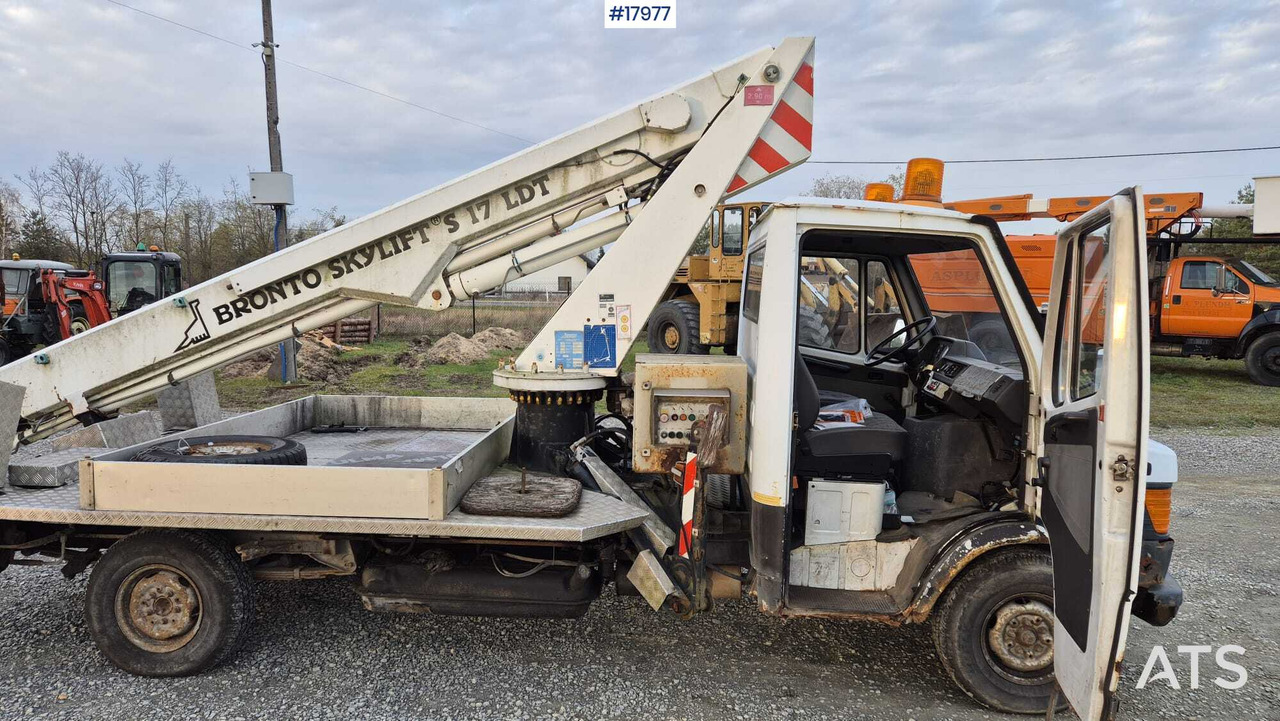 פלטפורמה אווירית מותקנת על משאית BRONTO SKYLIFT basket lift on Mercedes-Benz 308D chassis (1992): תמונה 15 פלטפורמה אווירית מותקנת על משאית BRONTO SKYLIFT basket lift on Mercedes-Benz 308D chassis (1992): תמונה 15