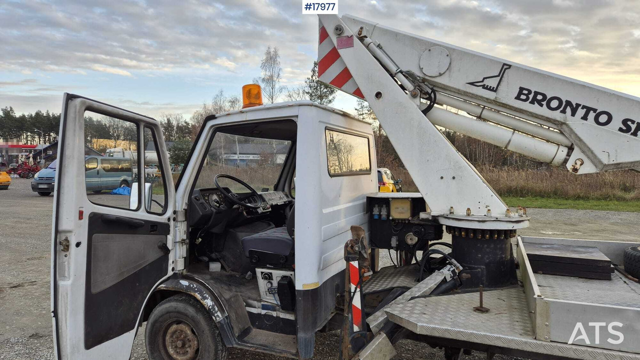 פלטפורמה אווירית מותקנת על משאית BRONTO SKYLIFT basket lift on Mercedes-Benz 308D chassis (1992): תמונה 7 פלטפורמה אווירית מותקנת על משאית BRONTO SKYLIFT basket lift on Mercedes-Benz 308D chassis (1992): תמונה 7