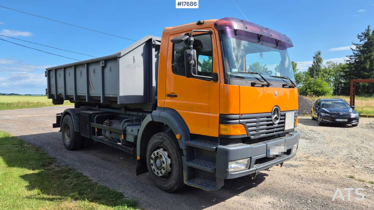 Mercedes-Benz 1828 hooklift (1999) two containers - משאית הרמת וו: תמונה 3 Mercedes-Benz 1828 hooklift (1999) two containers - משאית הרמת וו: תמונה 3