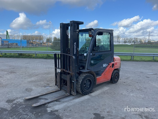 2011 Toyota 52-8FDF30 Forklift - מלגזת סולר: תמונה 2 2011 Toyota 52-8FDF30 Forklift - מלגזת סולר: תמונה 2