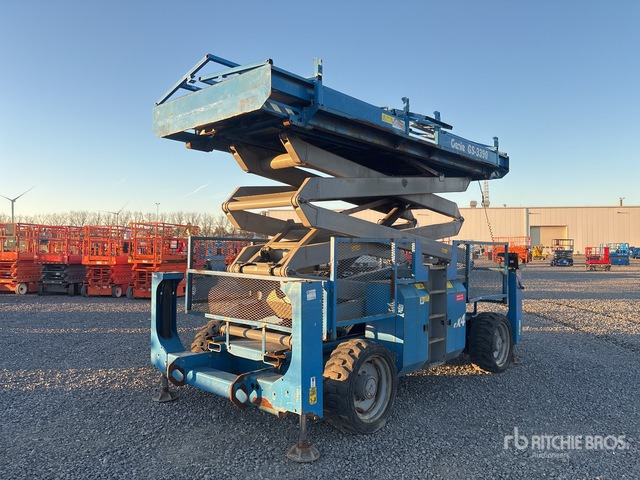 2013 Genie GS-3390 4x4 Diesel Scissor Lift - מעלית מספריים: תמונה 4 2013 Genie GS-3390 4x4 Diesel Scissor Lift - מעלית מספריים: תמונה 4