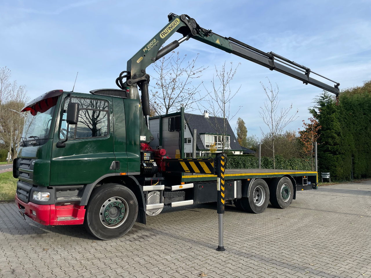 DAF CF 75.310 With Palfinger PK20002 crane - משאית צד נופל/ שטוחה, משאית מנוף: תמונה 1 DAF CF 75.310 With Palfinger PK20002 crane - משאית צד נופל/ שטוחה, משאית מנוף: תמונה 1