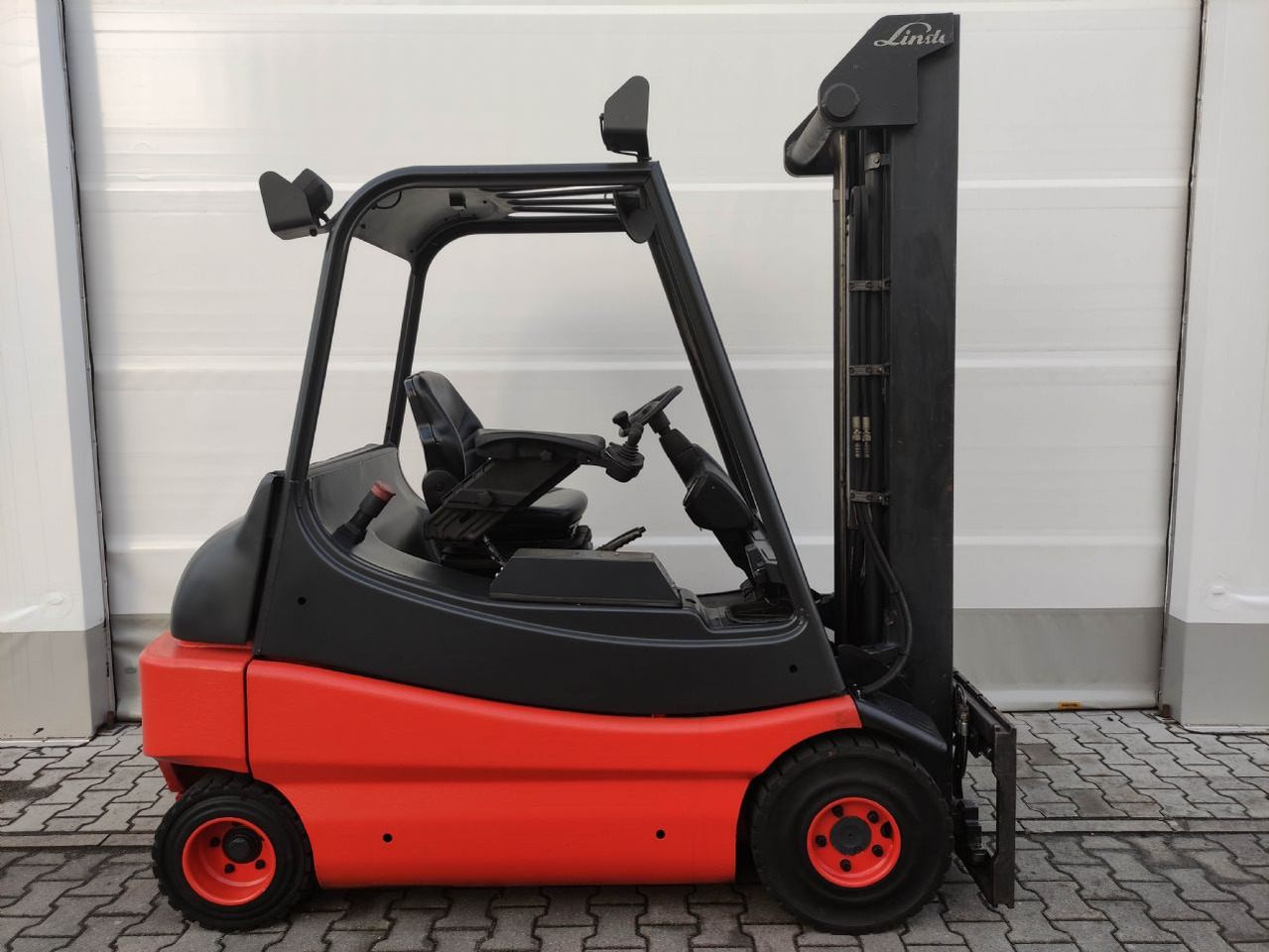 Linde E30-336-03 (LACK NEU) - מלגזה חשמלית: תמונה 2 Linde E30-336-03 (LACK NEU) - מלגזה חשמלית: תמונה 2