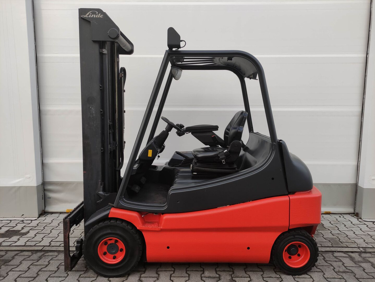 Linde E30-336-03 (LACK NEU) - מלגזה חשמלית: תמונה 1 Linde E30-336-03 (LACK NEU) - מלגזה חשמלית: תמונה 1