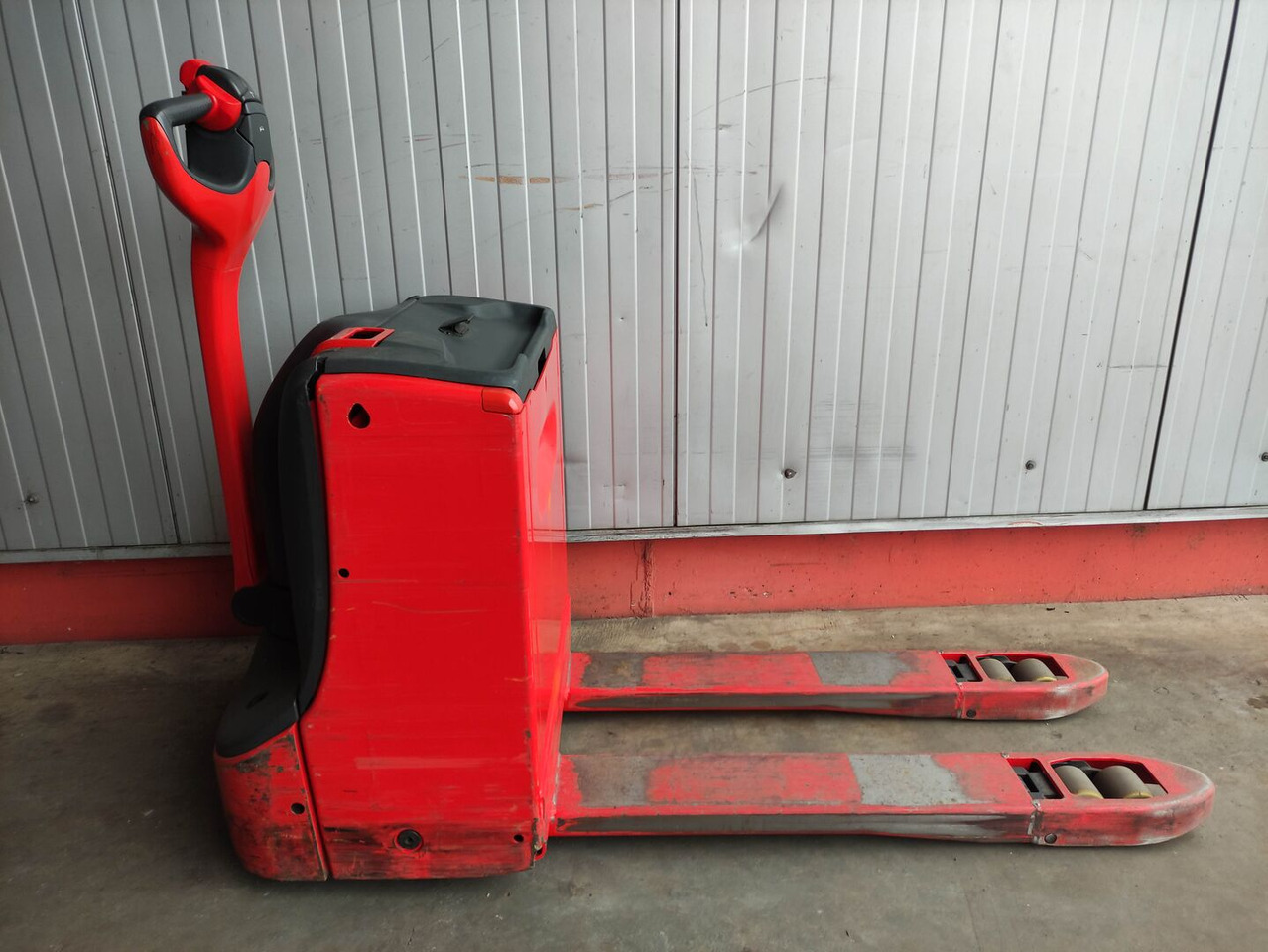Linde T18-1152 - משאית משטחים: תמונה 2 Linde T18-1152 - משאית משטחים: תמונה 2