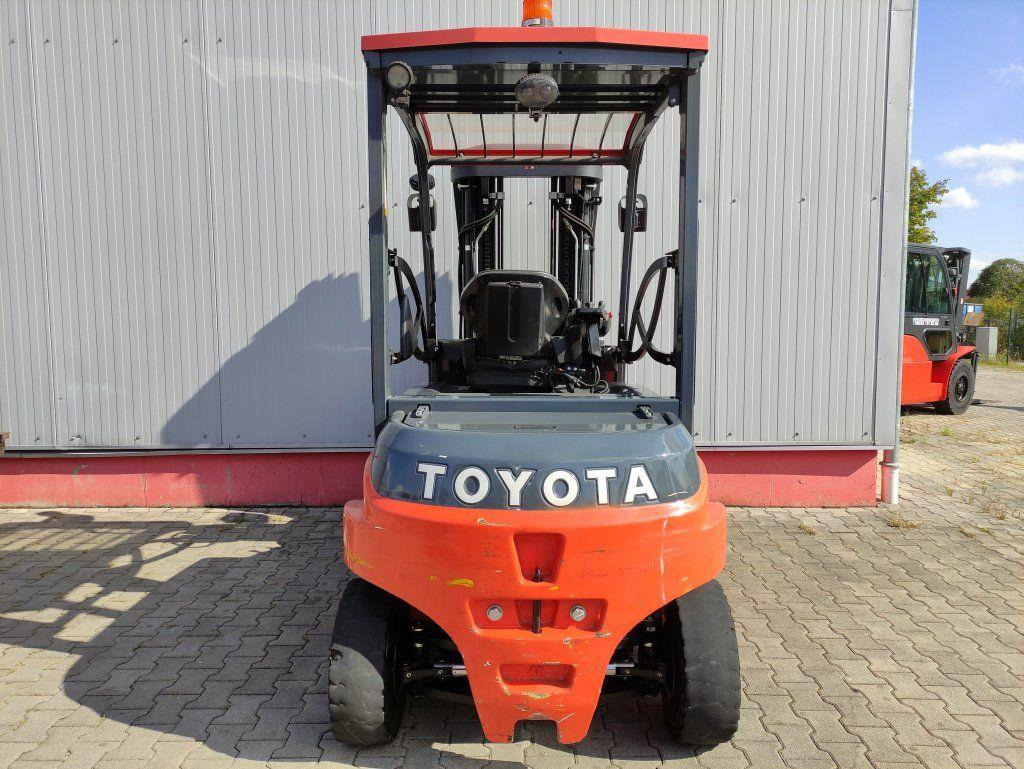 Toyota 8FBMT40 - מלגזה חשמלית: תמונה 4 Toyota 8FBMT40 - מלגזה חשמלית: תמונה 4
