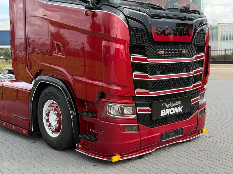Scania S580 V8 NGS SHOWTRUCK, VOLLUCHT, RETARDER, LEER, GESTUURD. - יחידת טרקטור: תמונה 2 Scania S580 V8 NGS SHOWTRUCK, VOLLUCHT, RETARDER, LEER, GESTUURD. - יחידת טרקטור: תמונה 2