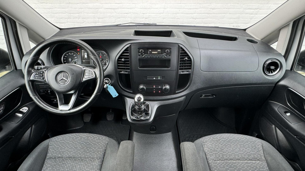 Interior photo 2: כלי רכב מסחרי קומבי Mercedes-Benz Vito-110 Dubbele Cabine Facelift Comfort Leder stuurwiel Airco Radio+media