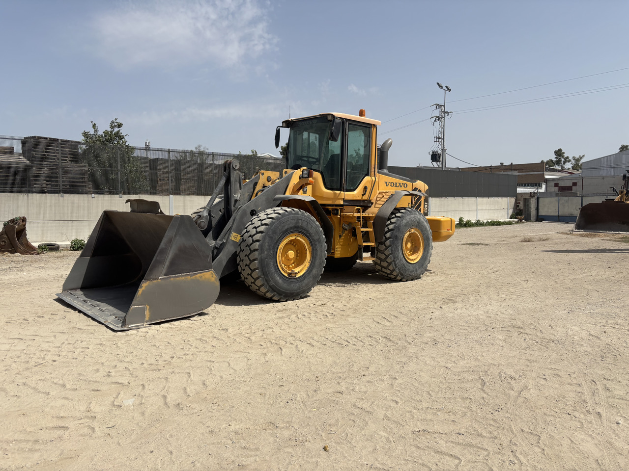 VOLVO L120F - מכונת בנייה: תמונה 1 VOLVO L120F - מכונת בנייה: תמונה 1